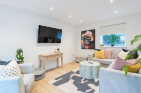 The Pinkish House - 4 bed home in the town centre